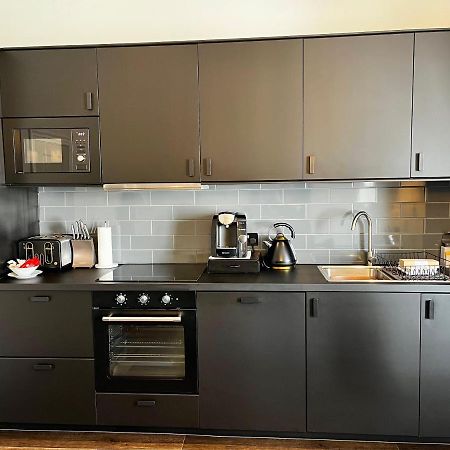 The Mews Boutique Deluxe Apartments, Sleep 2-6 People , Central Location, Free Parking วินเดอร์เมียร์ ภายนอก รูปภาพ