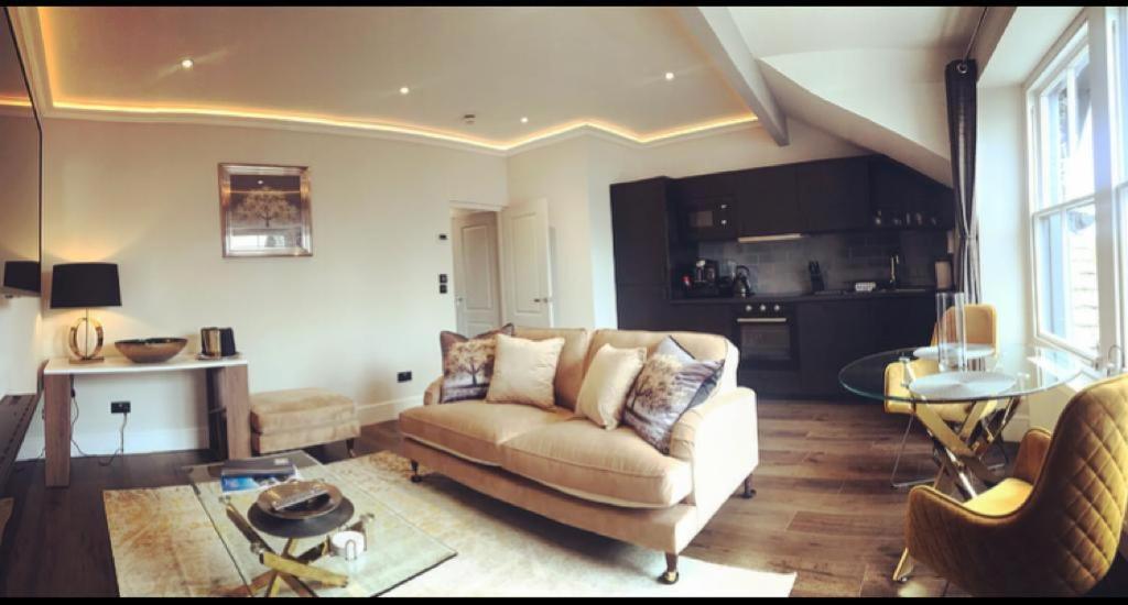 The Mews Boutique Deluxe Apartments, Sleep 2-6 People , Central Location, Free Parking วินเดอร์เมียร์ ภายนอก รูปภาพ