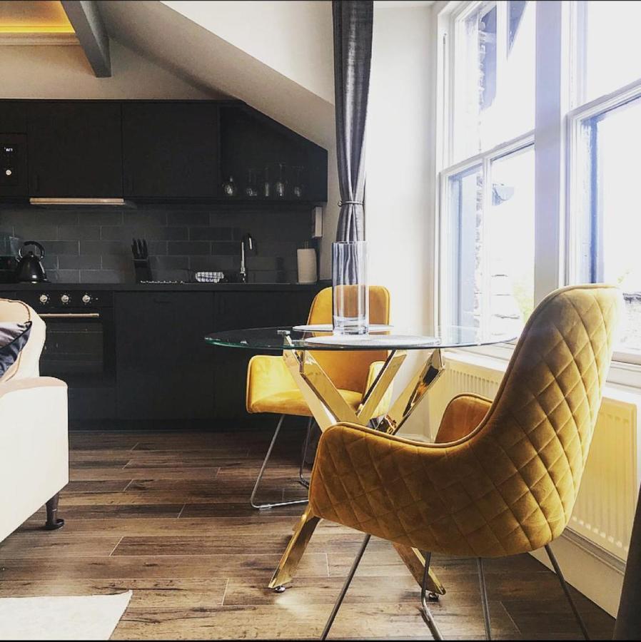 The Mews Boutique Deluxe Apartments, Sleep 2-6 People , Central Location, Free Parking วินเดอร์เมียร์ ภายนอก รูปภาพ