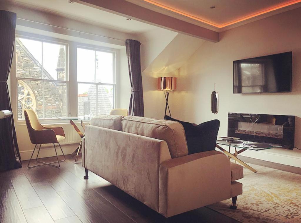 The Mews Boutique Deluxe Apartments, Sleep 2-6 People , Central Location, Free Parking วินเดอร์เมียร์ ภายนอก รูปภาพ