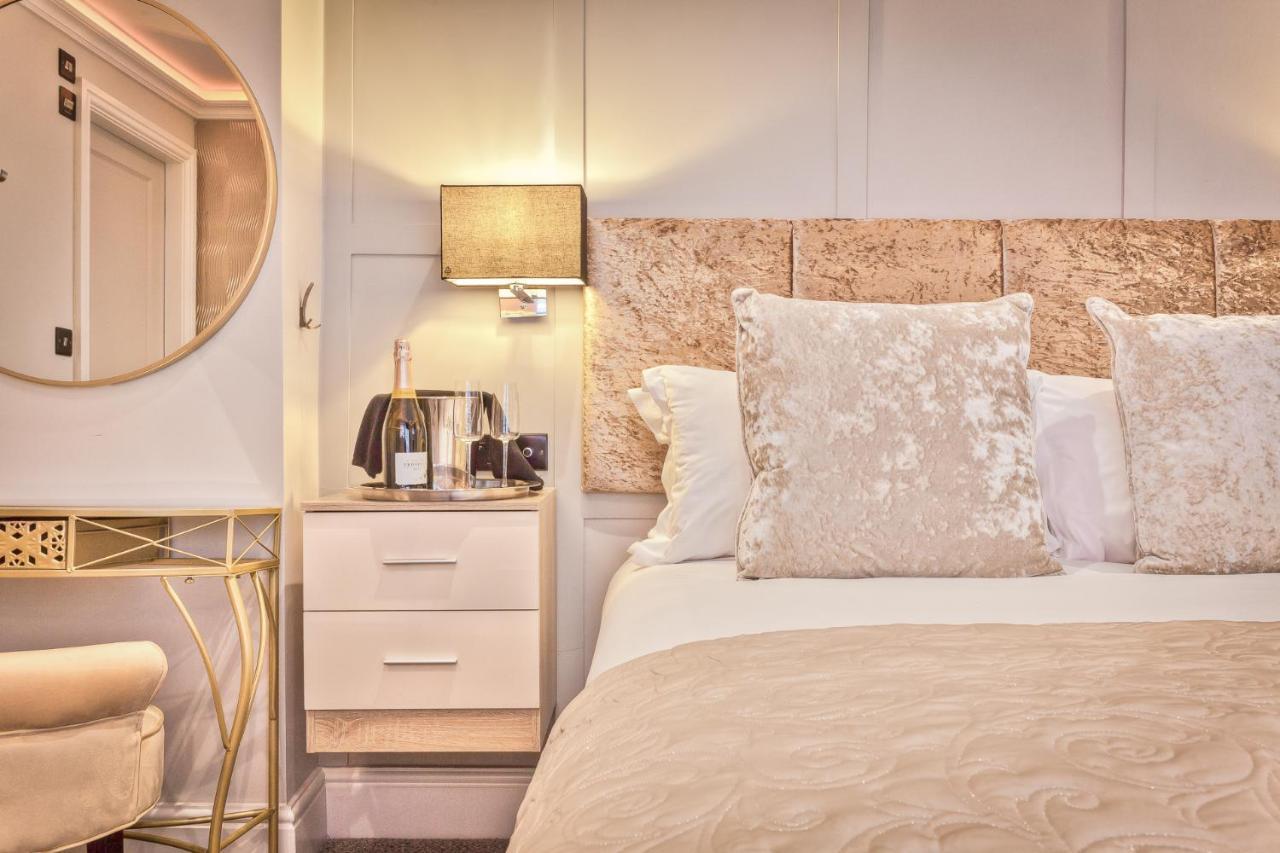 The Mews Boutique Deluxe Apartments, Sleep 2-6 People , Central Location, Free Parking วินเดอร์เมียร์ ภายนอก รูปภาพ