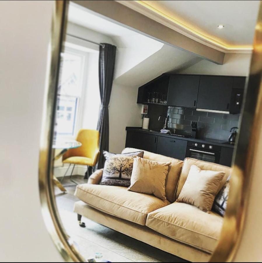 The Mews Boutique Deluxe Apartments, Sleep 2-6 People , Central Location, Free Parking วินเดอร์เมียร์ ภายนอก รูปภาพ