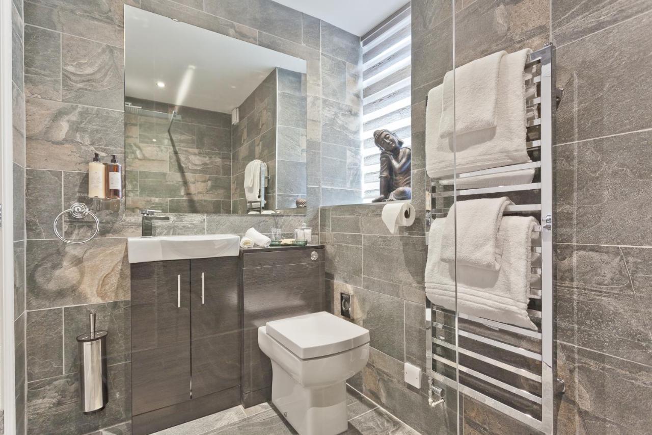 The Mews Boutique Deluxe Apartments, Sleep 2-6 People , Central Location, Free Parking วินเดอร์เมียร์ ภายนอก รูปภาพ