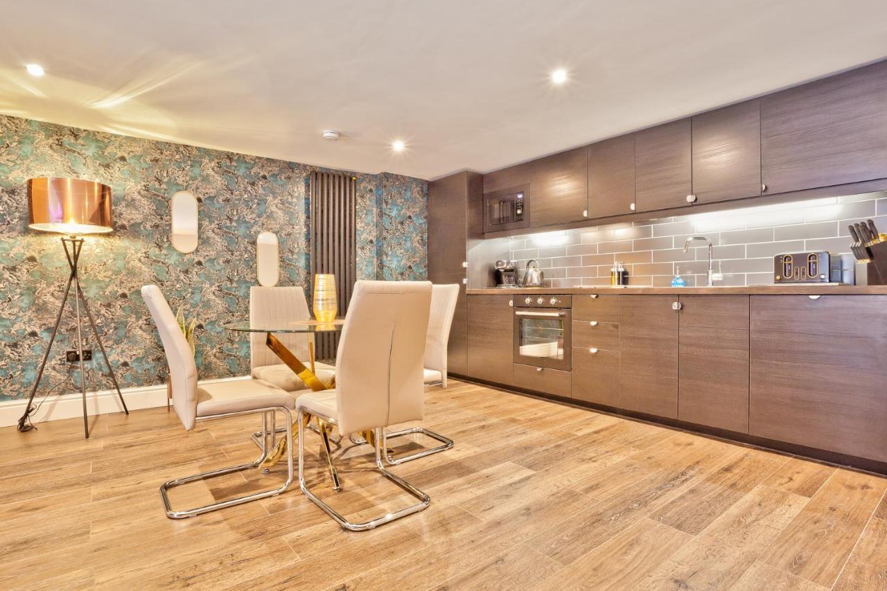 The Mews Boutique Deluxe Apartments, Sleep 2-6 People , Central Location, Free Parking วินเดอร์เมียร์ ภายนอก รูปภาพ