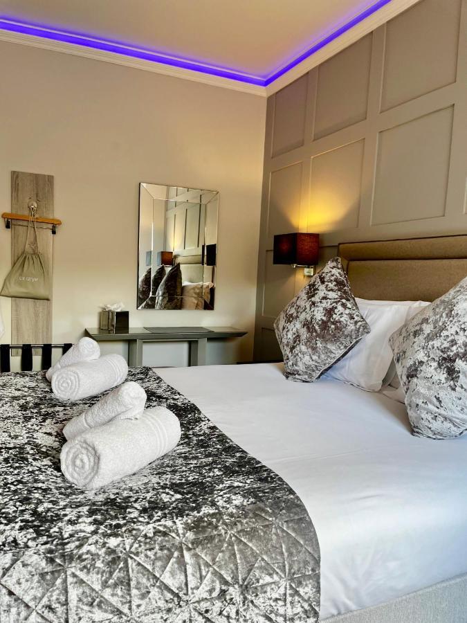 The Mews Boutique Deluxe Apartments, Sleep 2-6 People , Central Location, Free Parking วินเดอร์เมียร์ ภายนอก รูปภาพ