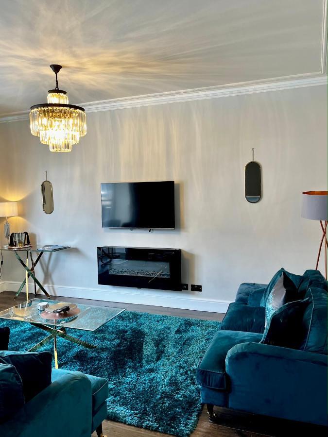 The Mews Boutique Deluxe Apartments, Sleep 2-6 People , Central Location, Free Parking วินเดอร์เมียร์ ภายนอก รูปภาพ