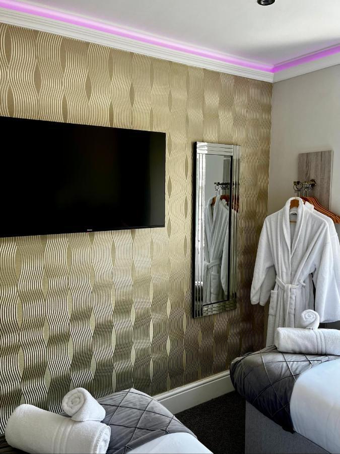 The Mews Boutique Deluxe Apartments, Sleep 2-6 People , Central Location, Free Parking วินเดอร์เมียร์ ภายนอก รูปภาพ