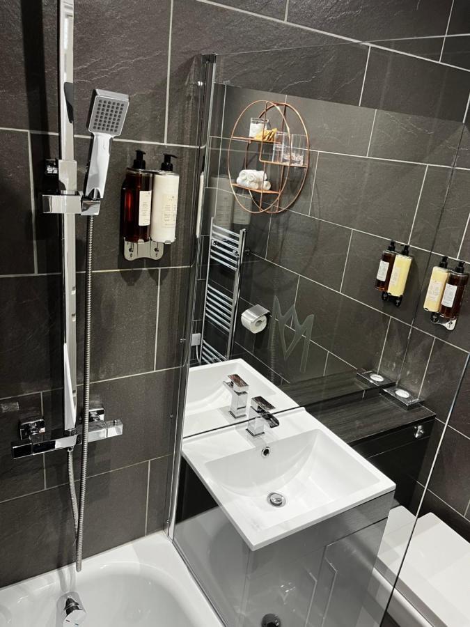 The Mews Boutique Deluxe Apartments, Sleep 2-6 People , Central Location, Free Parking วินเดอร์เมียร์ ภายนอก รูปภาพ