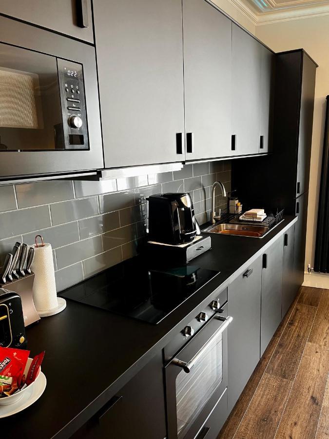 The Mews Boutique Deluxe Apartments, Sleep 2-6 People , Central Location, Free Parking วินเดอร์เมียร์ ภายนอก รูปภาพ